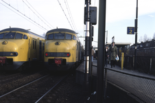 858026 Afbeelding van twee electrische treinstellen mat. 1964 (plan V) van de N.S. langs de perrons van het ...